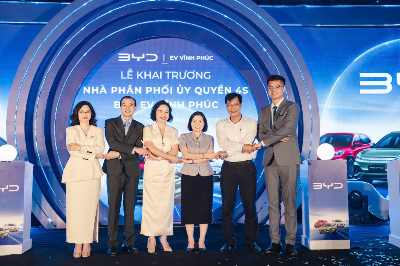 Bà Phùng Thị Kim Nga – Ủy viên Ban Thường vụ Tỉnh ủy, Phó Chủ tịch UBND tỉnh tham dự lễ khai trương BYD EV Vĩnh Phúc