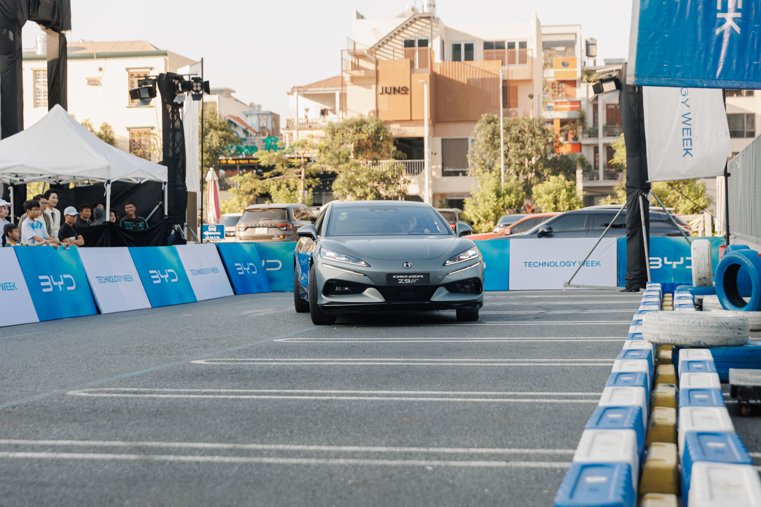 Denza Z9 – sedan hiệu suất cao định hướng điện hóa của BYD