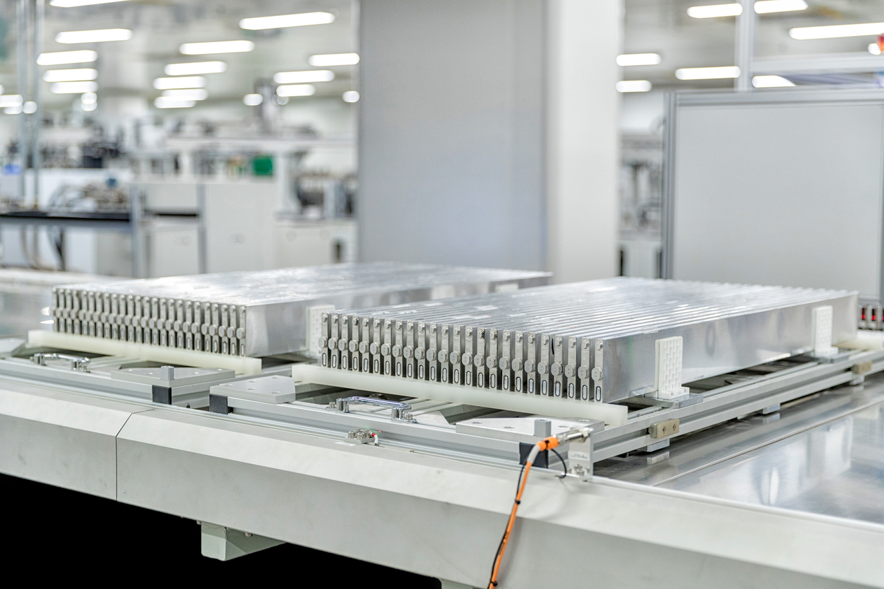 Pin Blade Battery của BYD gồm các cell pin dạng thanh dài xếp song song trong môi trường sản xuất công nghiệp.