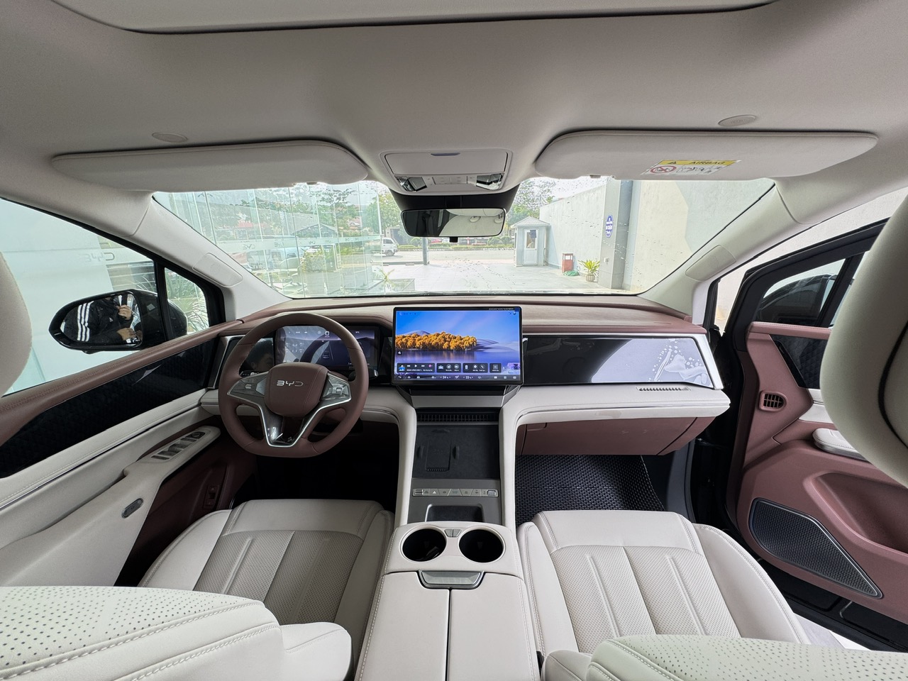 Không gian nội thất sang trọng của BYD M9 phù hợp gia đình cao cấp và doanh nghiệp