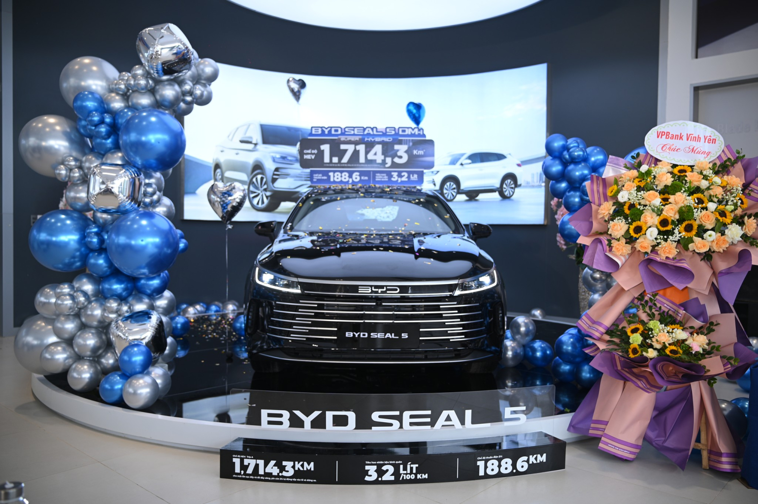 BYD Seal 5 DM-i super hybrid mạnh mẽ và siêu tiết kiệm mới ra mắt tại BYD Vĩnh Phúc