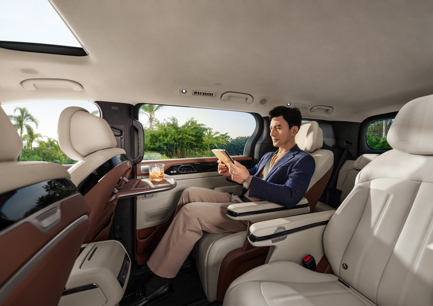 Khoang nội thất BYD M9 với ghế da cao cấp, màn hình 15.6 inch và không gian đẳng cấp