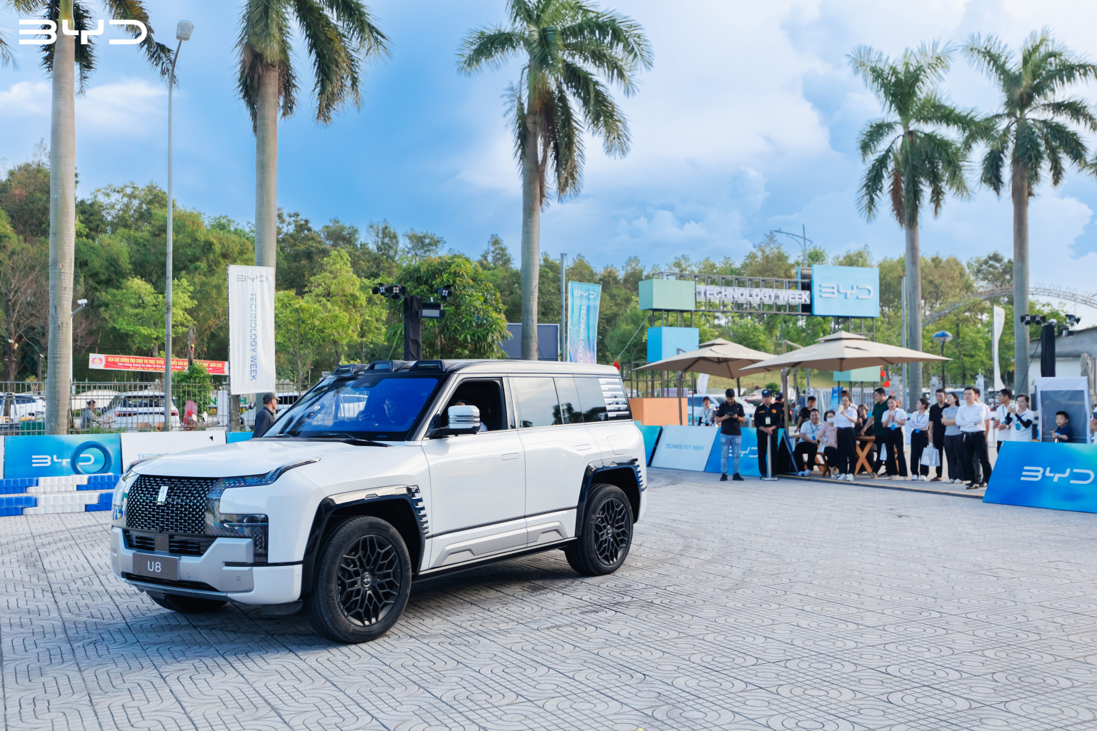 YANGWANG U8 - Chiếc xe có thể xoay 360 độ tại chỗ