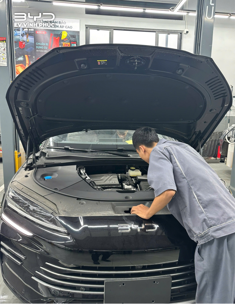 Vệ sinh khoang máy xe xăng hybrid và xe điện tại BYD Vĩnh Phúc