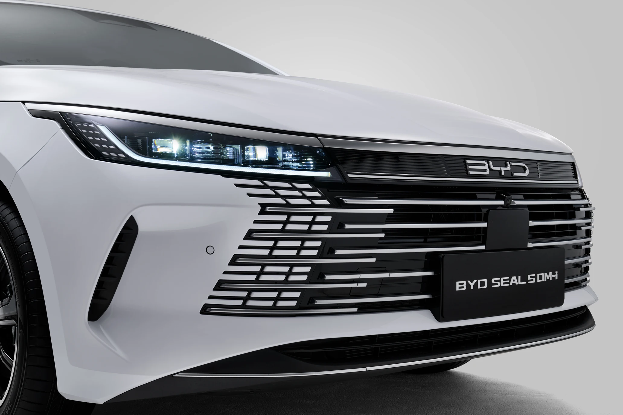 BYD SEAL 5 - Ngoại thất - Thiết kế đèn pha LED sắc sảo