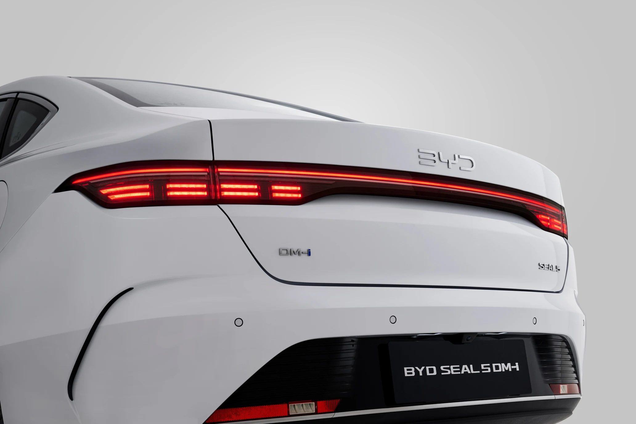 BYD SEAL 5 - Ngoại thất - Thiết kế đèn hậu ứng dụng công nghệ quang học tiên tiến