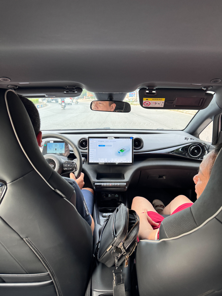Khách hàng lái thử xe BYD tại sự kiện Customer Voice do BYD Vĩnh Phúc tổ chức