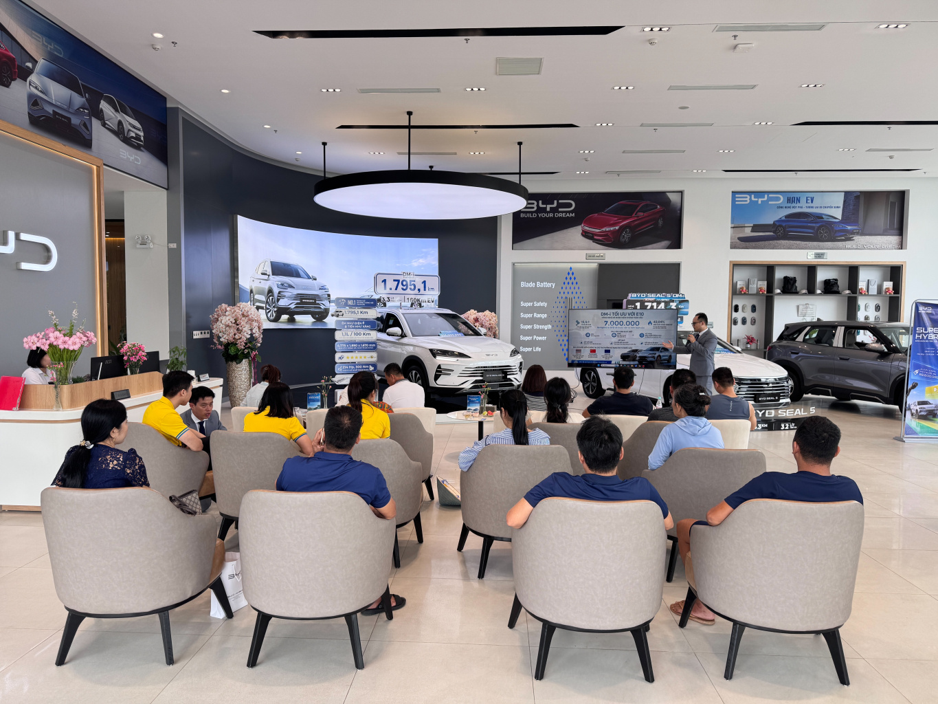 Khách hàng tham gia sự kiện Customer Voice BYD Vĩnh Phúc lắng nghe chia sẻ trải nghiệm sử dụng xe BYD thực tế